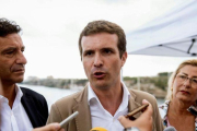 El líder del PP, Pablo Casado, este jueves en Mahón.-EFE / DAVID ARQUIMBAU