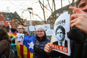Varias personas protestan frente a la cárcel de Neumunster, Alemania.-SRDJAN SUKI (EFE)