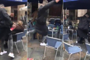 Imágenes del vídeo de la agresión de un ultra del Betis a un joven en Bilbao.-