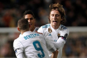 Modric se abraza a Benzema en un partido de Champions.-/ REUTERS
