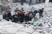 Los equipos de rescate trabajando en los escombros del edificio de Los Cristianos (Tenerife), este viernes.-SANTIAGO FERRERO / REUTERS