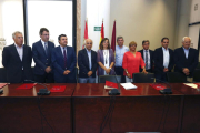 La consejera de Agricultura y Ganadería, Milagros Marcos, firma un convenio con los Grupos de Acción Local de la provincia de León.-ICAL