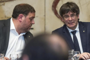 Oriol Junqueras habla con Carles Puigdemont.-FERRAN SENDRA