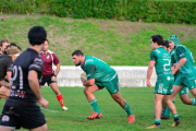 Gavin van den Berg avanza con el oval durante un partido.-FACEBOOK