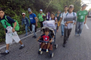 Un grupo de los 5.000 migrantes que se concentran en un centro deportivo en el este de Ciudad de México.-EFE