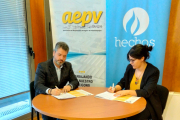 Jorge Villaverde e Irene Menéndez firman el acuerdo. ECB