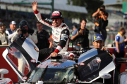 Fernando Alonso, celebrando su victoria en Silverstone-JAMES MOY