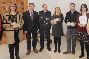 Rafael Barbero y José María Vela posan con cinco de los emprendedores del programa.-ISRAEL L. MURILLO