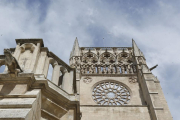 Dos personas ascienden por las escaleras de la Catedral.-RAÚL G. OCHOA