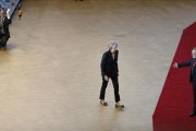 El embajador Tim Barrow se dirige a Theresa May después de que esta hablara con la prensa.-AP PHOTO ALASTAIR GRANT