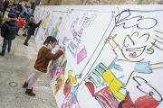 Elia (8 años) participó en el mural iniciado por Álvaro Núñez y después disfrutaría con los dibujos de Olga de Dios. Ella quiere ser como ellos.-Santi Otero