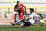 Chevi se lanza al suelo para rematar un balón en el choque del pasado domingo ante el Coruxo-Santi Otero