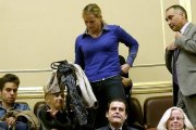 La capitana Zaida Cantera y su marido, el comandante José López, en la tribuna de invitados del Congreso, este miércoles.-Foto: DAVID CASTRO