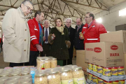 La delegada del Gobierno en Castilla y León, María José Salgueiro, visitó ayer el almacén de alimentos de Cruz Roja en Burgos.-RAÚL G. OCHOA