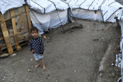 Un niño migrante en el el campo de refugiados Moria, en el sureste de la isla de Lesbos (Grecia).-MICHAEL VARAKLAS (AP)