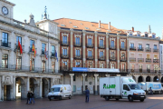 La Plaza Mayor de la localidad burgalesa con su Ayuntamiento en primer término.-ISRAEL L. MURILLO