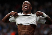 Vinicius Junior, jugador del Real Madrid, abatido al ser sustituido debido a una lesión en el partido donde quedaron eliminados de la Champions por el Ajax.-SUSANA VERA / REUTERS