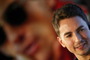 Jorge Lorenzo, junto a un retrato de Ayrton Senna.-ALEJANDRO CERESUELA
