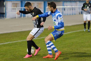 El extremo canario del Burgos CF Armiche trata de superar al defensor de la Arandina Edu Payá en una jugada del choque de ayer en El Montecillo-Alberto Calvo