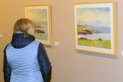 La muestra brinda un abanico de estilos y temáticas como estas vistas de la costa irlandesa firmadas por Maite Unzurrunzaga.-Israel L. Murillo