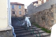 Un operario con un EPI desinfecta una calle de Quintanar. ECB