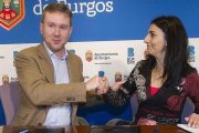 El alcalde, Javier Lacalle, estrechaba la mano de Gloria Bañeres, de Ciudadanos, el pasado 5 de enero.-ISRAEL L. MURILLO