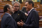 El presidente del Gobierno, Pedro Sánchez, junto al ministro de Fomento, José Luís Ábalos, y el portavoz de ERC, Joan Tardà, en el Congreso.-JOSE LUIS ROCA
