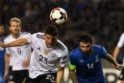 Mario Gómez, autor del tercer gol alemán, cabecea con la oposición de Sadygov.-AFP / KIRILL KUDRYAVTSEV