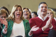 Susana Díaz y Pedro Sánchez, durante el mitin del PSOE en Sevilla.-EFE / RAÚL CARO