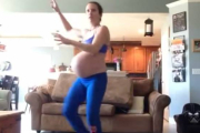 En su semana 40 de gestación, un mujer imita la coreografía de 'Thriller' para ponerse de parto cuanto antes.-