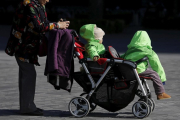 Una mujer con dos niños en Pékin, China. /-KIM KYUNG-HOON (REUTERS)