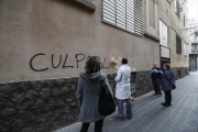 Un empleado tapa una pintada en los Maristas de Sants-Les Corts.-