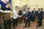 Rico -y tras él Guerra- saludaron en la Diputación a los jóvenes participantes.-R. O.