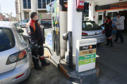 Muchos usuarios visitan gasolineras de comunidades limítrofes por el precio del carburante.-ECB