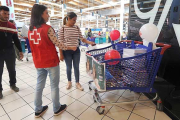 Imagen de una campaña de recogida de material escolar.-ISRAEL L. MURILLO