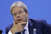El primer ministro italiano, Paolo Gentiloni, durante la rueda de prensa en Hamburgo.-MARKUS SCHREIBER / AP