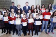 Foto de familia de todos los niños y jóvenes premiados con sus diplomas que acreditan el reconocimiento en el XXV certamen escolar de cuentos ‘Las Candelas’.-RAÚL G. OCHOA