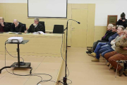 Los cinco acusados -a la derecha- declararon el martes y ayer pudieron escuchar los testimonios de los denunciantes y los trabajadores, entre otros citados.-R. O.