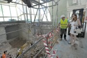 Gema Conde recorre el interior del centro cívico Río Vena en el que se llevan a cabo las obras.-ISRAEL L. MURILLO