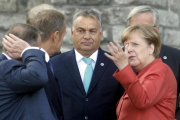 La canciller alemana, Angela Merkel, y el primer ministro húngaron, Viktor Orbán, conversa durante una pausa en la cumbre de Tallin.-VALDA KALNINA