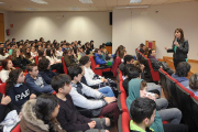 La autora del documental acudió a la Facultad de Educación para hacer el visionado de la cinta con alumnos burgaleses de 3º y 4º de ESO.-ISRAEL L. MURILLO