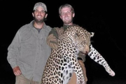 Madonna ha publicado una fotografía en la que dos hijos de Donald Trump, posan con un leopardo sin vida.-INSTAGRAM