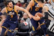 Ricky Rubio ante Danny Green, en el encuentro entre los Spurs y los Jazz.-EFE / D WILLIAM ABATE