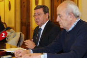 Rico (izq) junto a Martínez (dch) durante la presentación de los presupuestos con los que prevén trabajar en 2018.-ECB