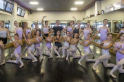 Más de veinte alumnas posan acompañadas de su profesor en una de las aulas del centro.-RAÚL G. OCHOA