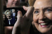 Hillary Clinton posa para una de sus seguidoras en un acto de campaña en Pittsburgh.-REUTERS / BRIAN SNYDER
