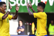 Firmino felicita a Coutinho por su gol.