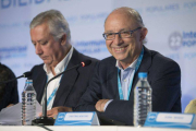 El ministro de Hacienda, Cristóbal Montoro, junto al vicesecretario de Política Autonómica y Local del partido, Javier Arenas.-Foto: EFE