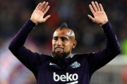 Arturo Vidal, durante el calentamiento antes del partido frente al Celta.-REUTERS / ALBERT GEA