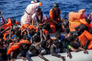 Miembros del equipo de MSF en el 'Bourbon Argos' distribuyen chalecos salvavidas durante el rescate en aguas del Mediterráneo, este martes.-MSF / BORJA RUIZ RODRÍGUEZ
